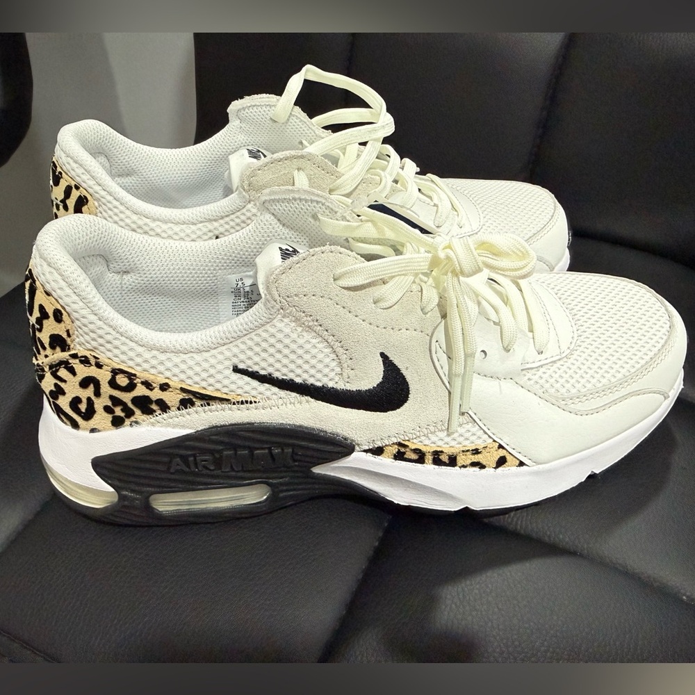 Nike Airmax Women’s White Sneakers with Black Swoosh and Leopard Accent sz 7.5